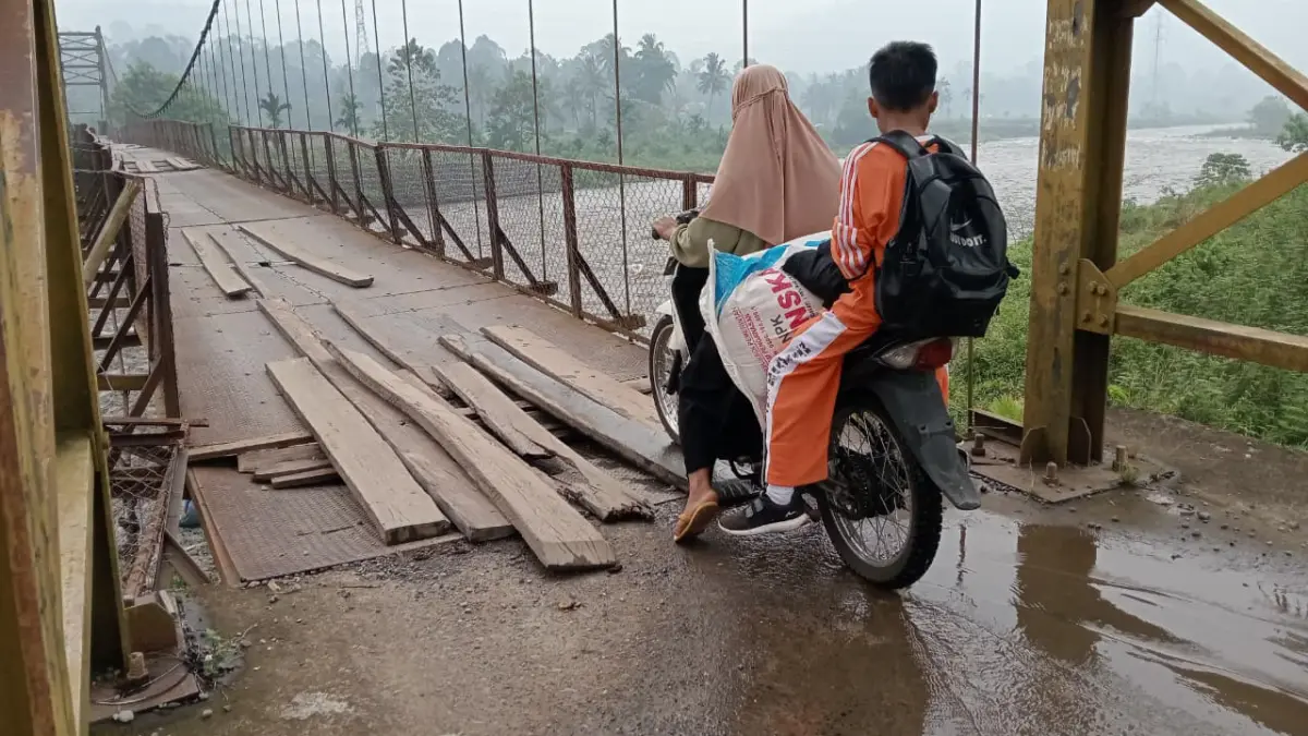 Kondisi Jembatan Buluh Kasok, Nagari Padang Air Dingin, Solok Selatan, mengalami kerusakan pada sejumlah bagian lantainya, Selasa (29/9/2026).