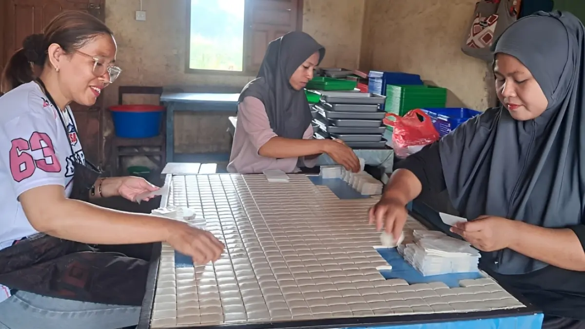 Bareh Randang Utama Payakumbuh mempertahankan pembuatan kudapan berbahan beras ketan secara tradisional sejak usaha berdiri pada 1983.
