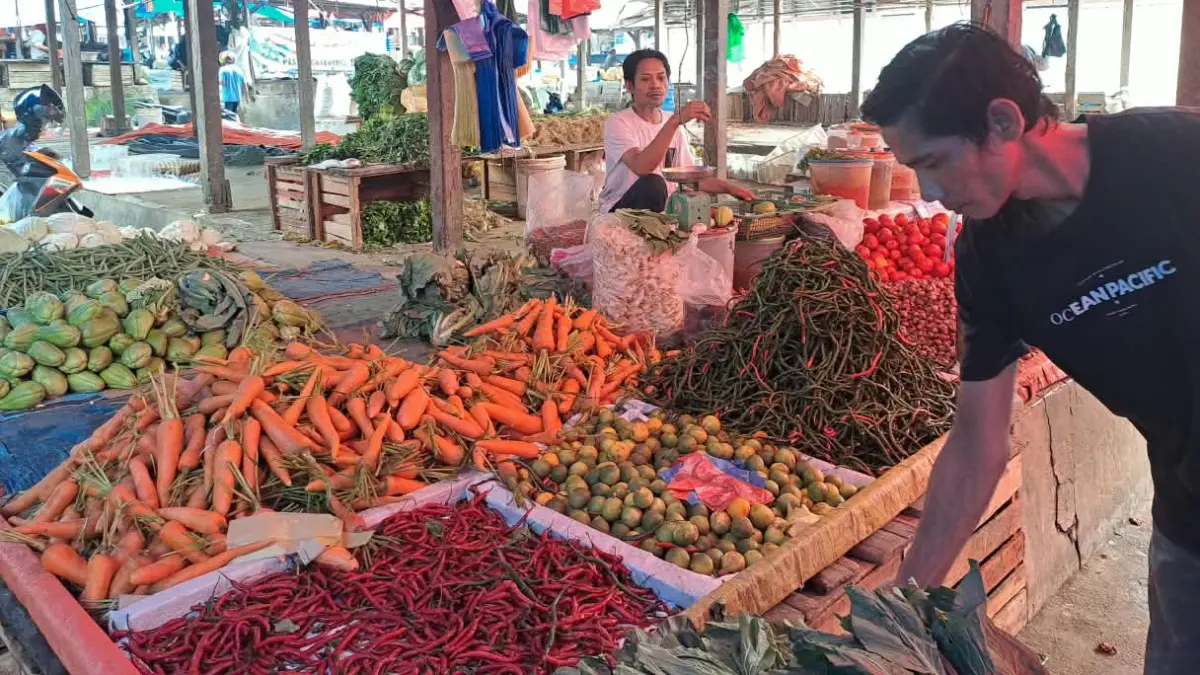 Pedagang cabai di Pasar Simpang Empat, Pasaman Barat, saat harga cabai merah mencapai Rp70 ribu per kilogram.