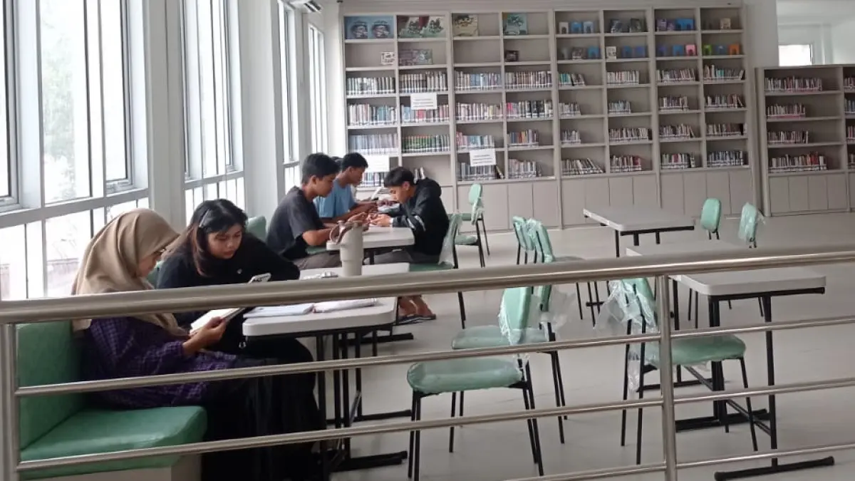 Pengunjung memanfaatkan Perpustakaan Kota Bukittinggi di Jalan Panorama untuk membaca, belajar, dan mengerjakan tugas, Selasa (29/9/2026).