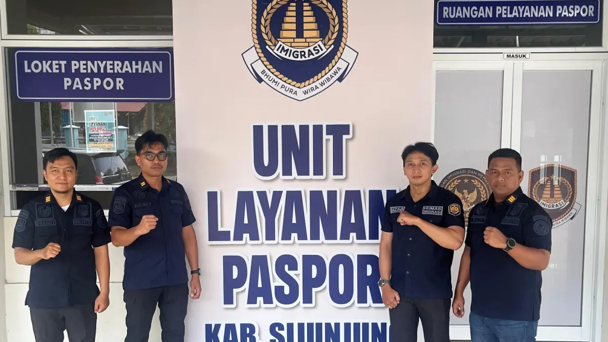 Petugas Imigrasi Padang berpose usai melayani permohonan paspor masyarakat melalui layanan jemput bola di Unit Layanan Paspor Sijunjung.