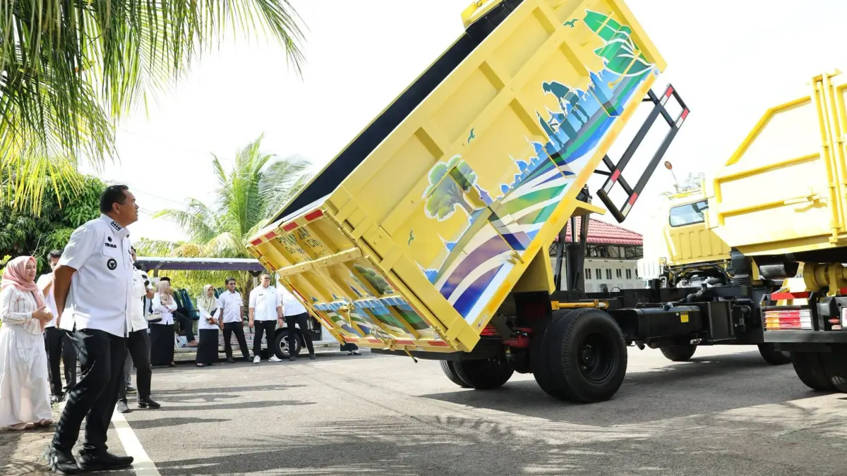 Wali Kota Pariaman Yota Balad mengecek tiga armada kebersihan baru yang terdiri dari dua dump truck dan satu arm roll sampah.
