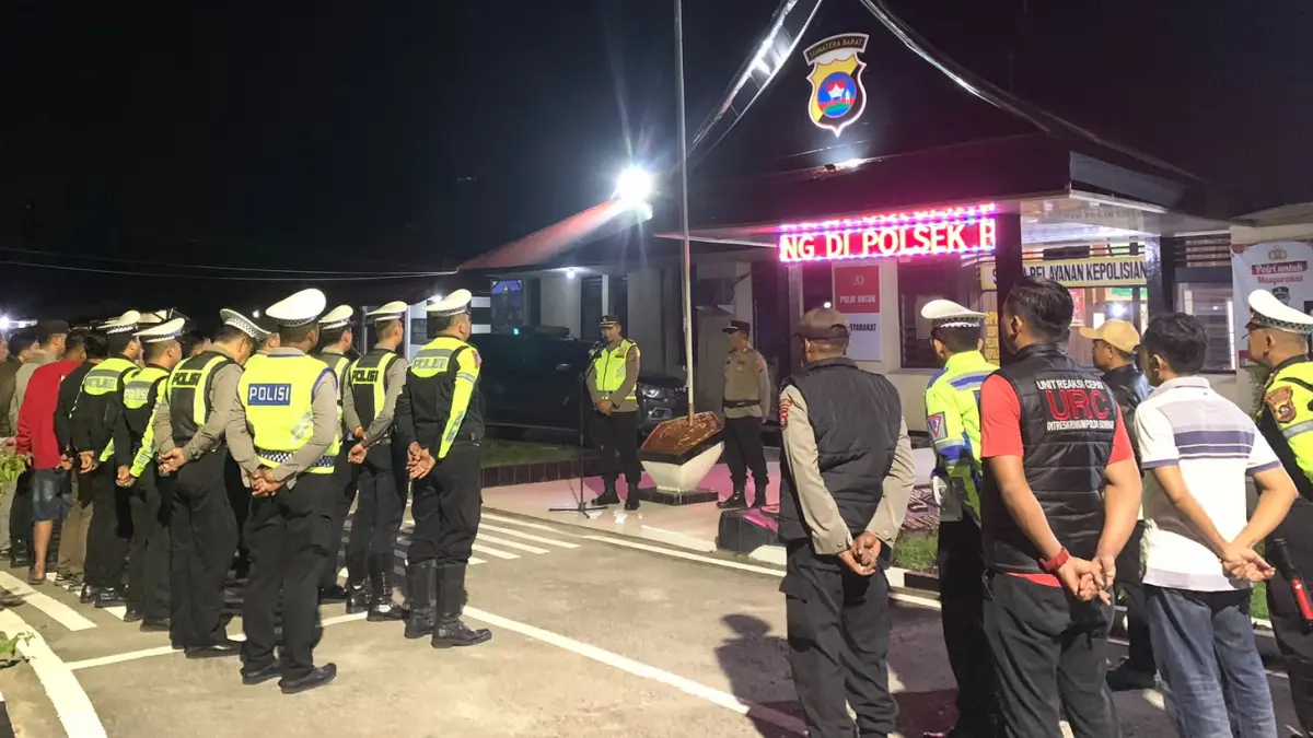Kapolres Dharmasraya AKBP Kartyana Widyarso Wardoyo Putro memimpin apel antisipasi balap liar di Mapolsek Pulau Punjung.