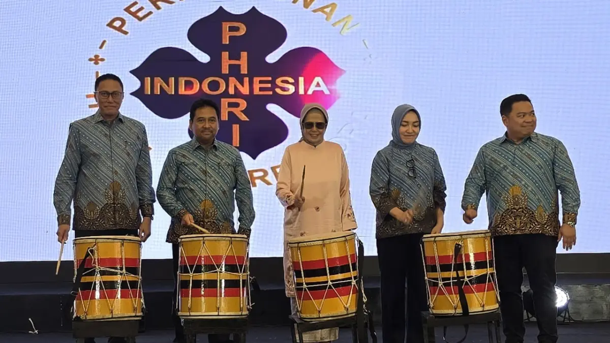 Kepala Dinas Pariwisata Sumbar, dr Lila Yanwar, membuka Musda VI PHRI Sumbar di Pangeran Beach Hotel Padang.