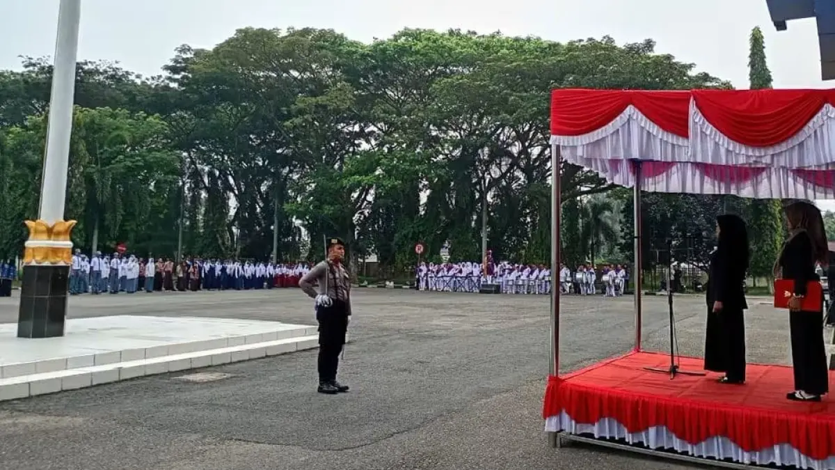 Wakil Bupati Dharmasraya Leli Arni menjadi Inspektur Upacara Hari Kesaktian Pancasila 2026 di Halaman Kantor Bupati Dharmasraya.