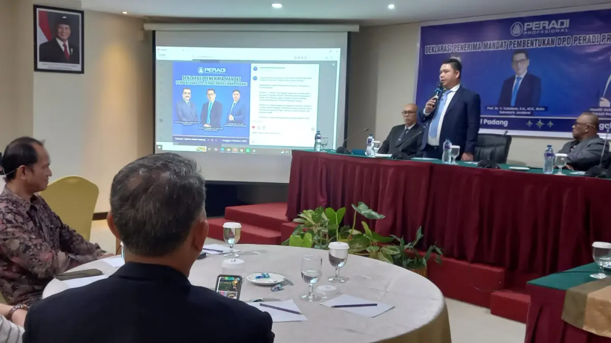 Hawilli Octaris SH MH menyampaikan sambutan saat deklarasi penerima mandat pembentukan DPD PERADI Profesional Padang di Hotel Daima Padang, Jumat (2/10/2026).