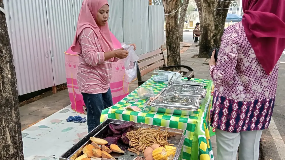 Ida berjualan aneka makanan kukusan di Solok Selatan.