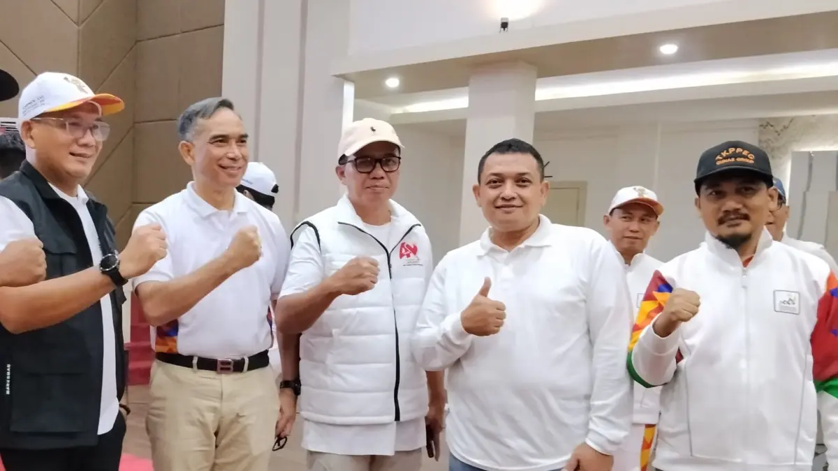 Ketua Cabor Muaythai Kabupaten Dharmasraya Marten Yunus usai melepas keberangkatan atlet Muaythai Dharmasraya menuju Porprov Sumbar XVI.