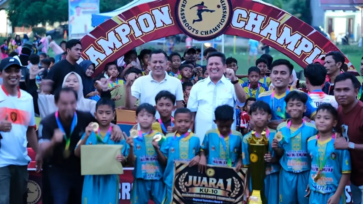 Para peraih juara DGC 2026 berfoto bersama usai menerima hadiah di Lapangan Sungai Dareh, Kabupaten Dharmasraya. (Kominfo)