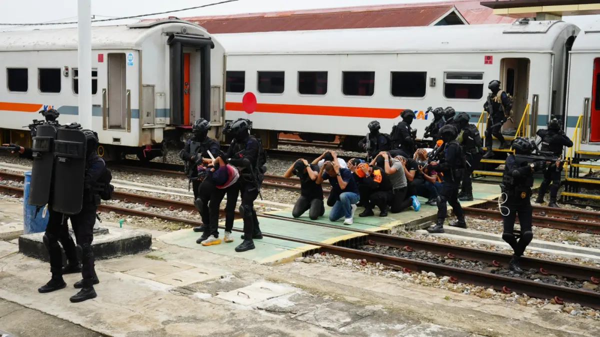 Personel KAI dan Polda Sumbar mengikuti simulasi penanganan aksi teror di Stasiun Padang, termasuk skenario pengamanan dan evakuasi pelanggan, Kamis (1/10/2026).