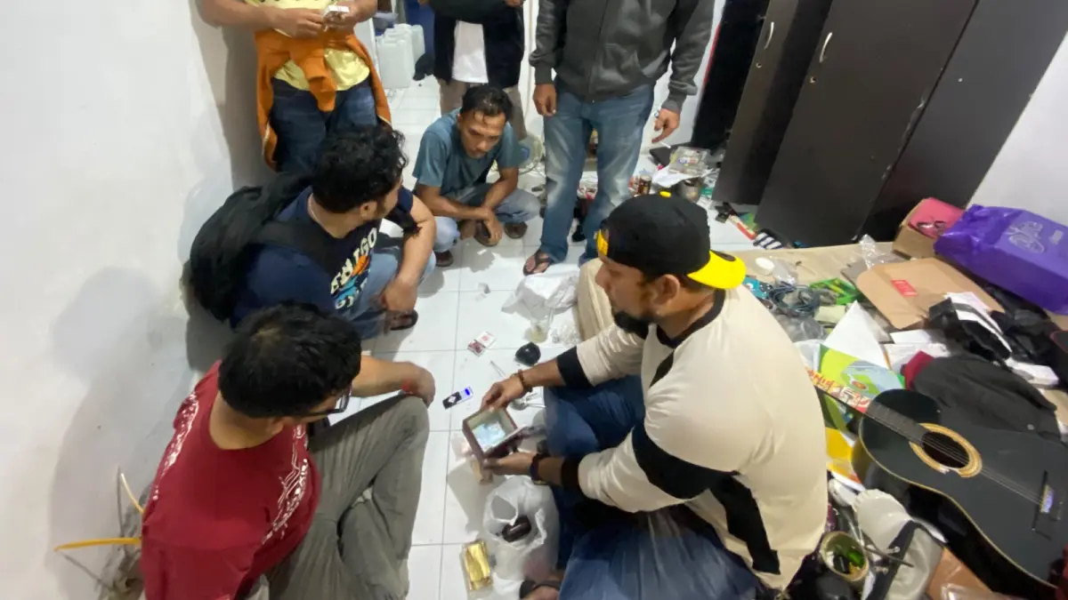 Polisi mengamankan sejumlah barang bukti saat menangkap oknum PNS berinisial FR yang diduga menguasai sabu di Dharmasraya, Jumat (2/10/2026).