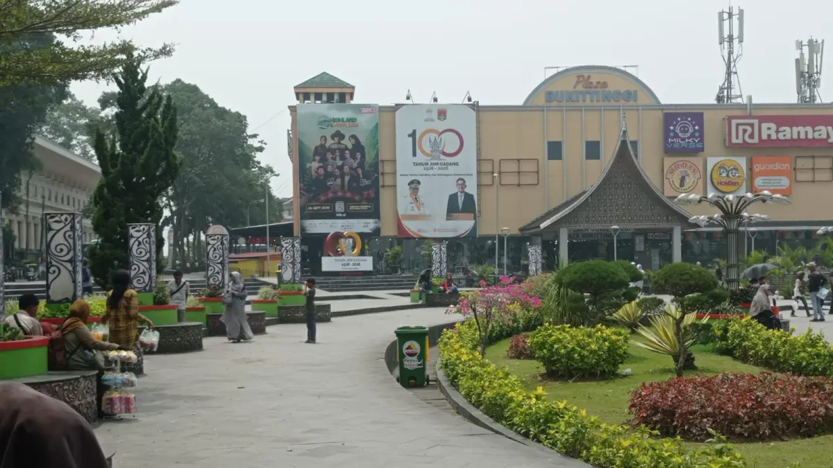 Pedagang keliling tetap berjualan di sekitar kawasan Jam Gadang, Bukittinggi, saat perbaikan jalan berlangsung, Kamis (1/10/2026).