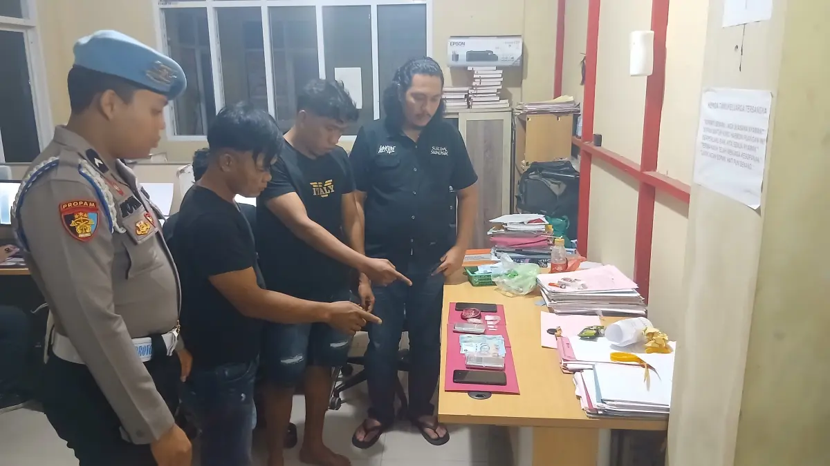 Satresnarkoba Polres Dharmasraya mengamankan dua pria yang diduga terlibat peredaran sabu beserta sejumlah barang bukti.