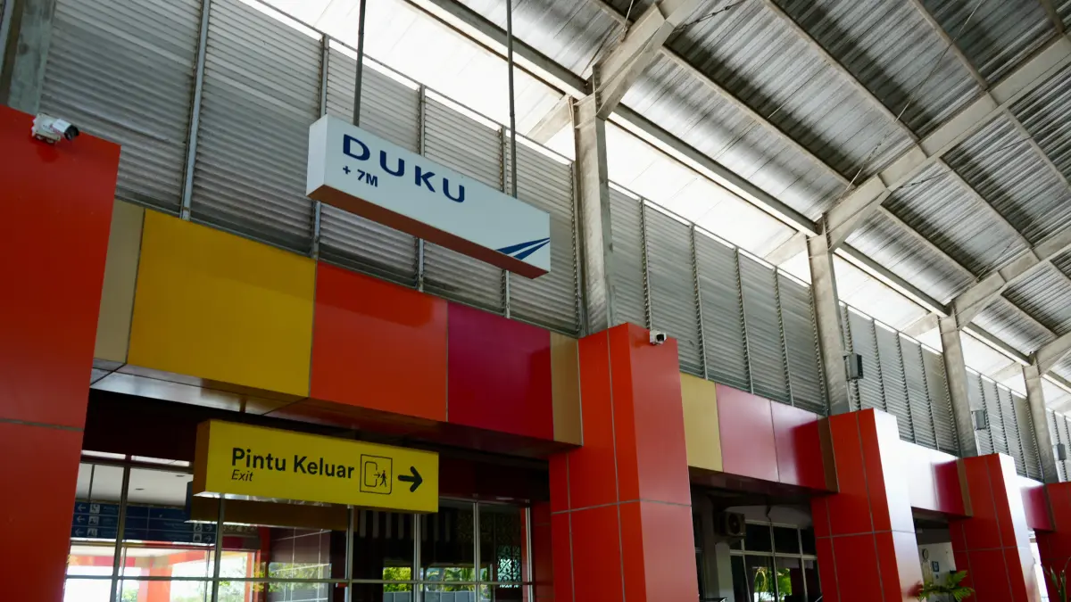 Stasiun Duku di Nagari Kasang, Padang Pariaman, menjadi simpul perjalanan kereta api dan melayani seluruh KA penumpang Divre II Sumbar.