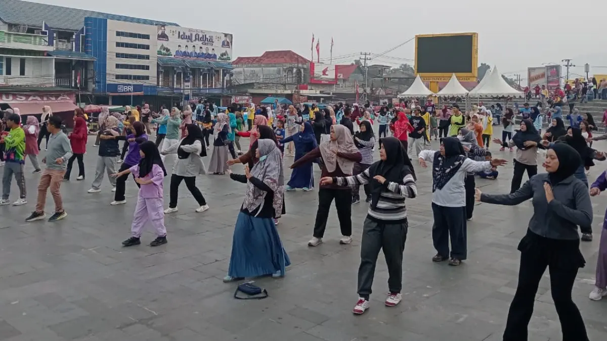 Warga Solok Selatan antusias mengikuti senam pagi di kagiatan CFD yang digelar Minggu (4/10/2026). (LARA/PADEK)