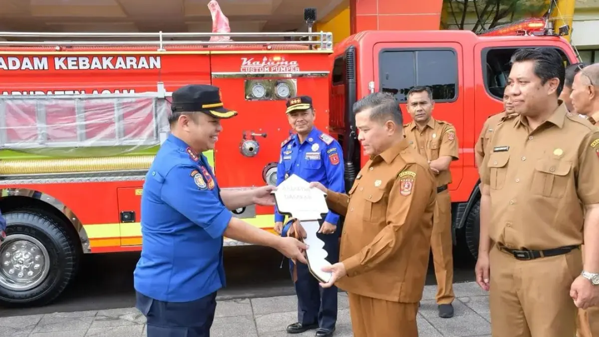 Bupati Agam Benni Warlis menyerahkan dua armada damkar baru kepada Kepala Satpol PP dan Damkar Agam, Fauzi, Senin (5/10/2026).