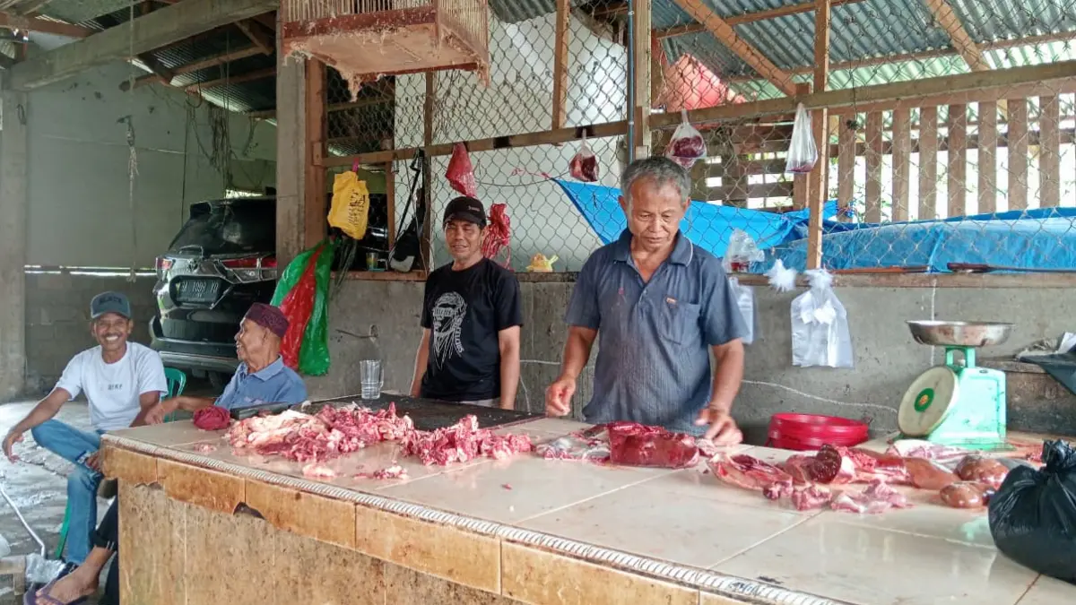 Pedagang daging sapi di Pasar Lubuak Malako, Solok Selatan, menjual daging Rp150 ribu per kilogram, Senin (5/10/2026).