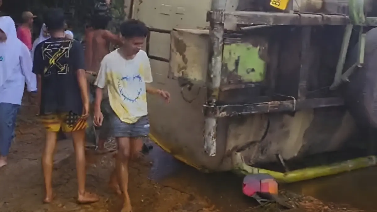 Truk tangki pengangkut CPO terguling dan melintang di badan jalan kawasan Singuntur Mudo, Pesisir Selatan, Senin (5/10/2026).