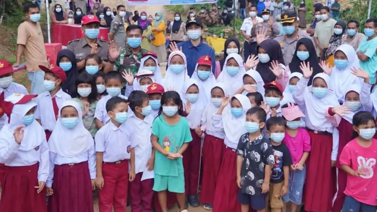 Bupati Dharmasraya, Anisa Suci Ramadhani bersama murid SD menggunakan masker. (DOKUMENTASI PRIBADI)