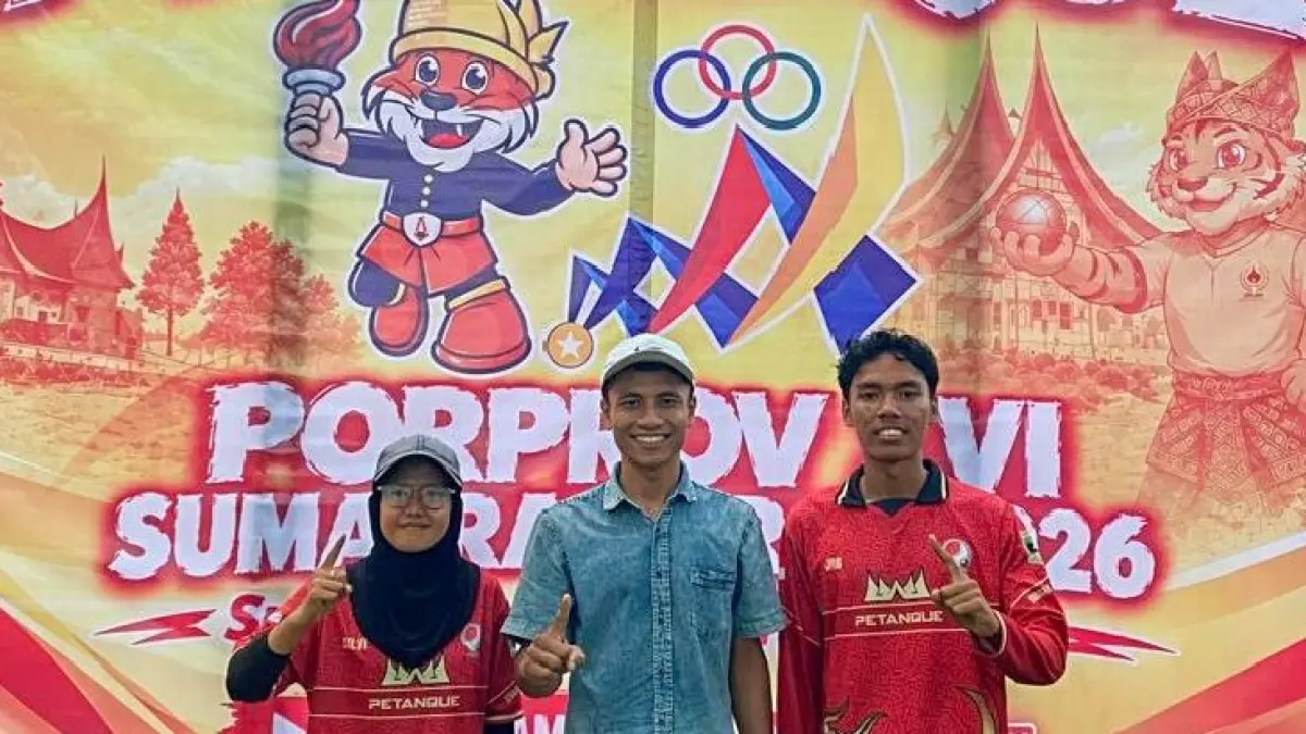 Abdul Mujib dan Silviani Wulandari meraih medali emas nomor Double Mix Petanque pada Porprov XVI Sumbar 2026 di Padang.