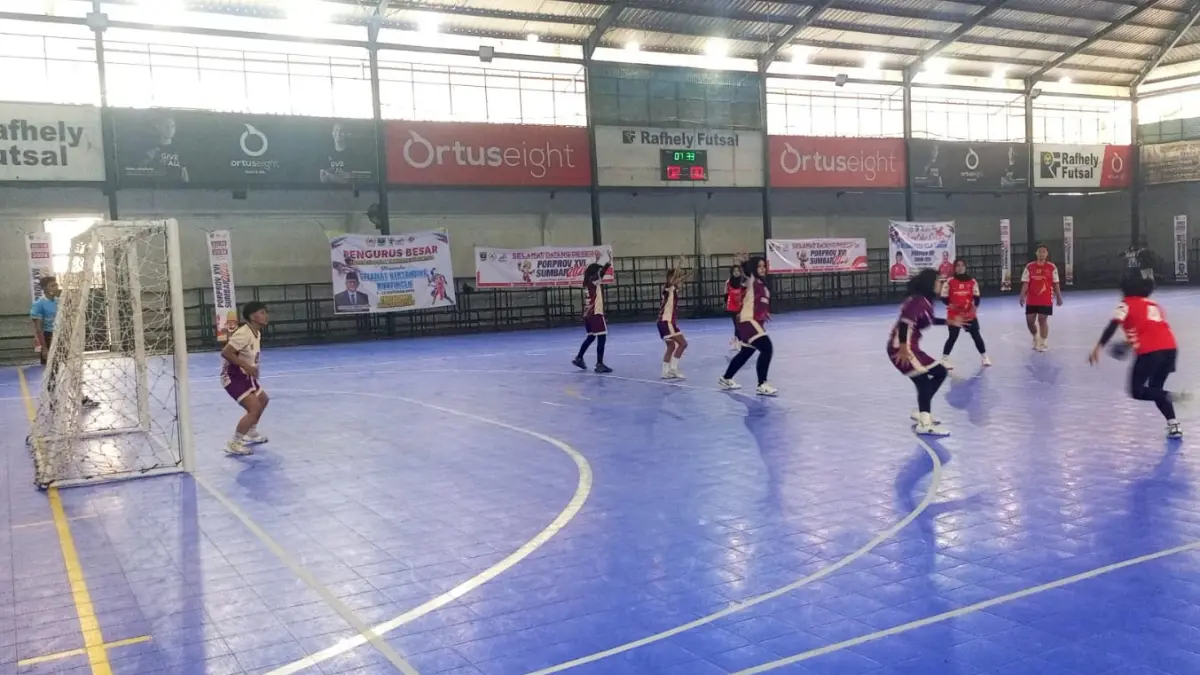 Persaingan nomor 5 X 5 bola tangan Porprov XVI Sumbar 2026 berlangsung sengit di GOR Rafhely, Bypass, Padang, Rabu (7/10/2026).
