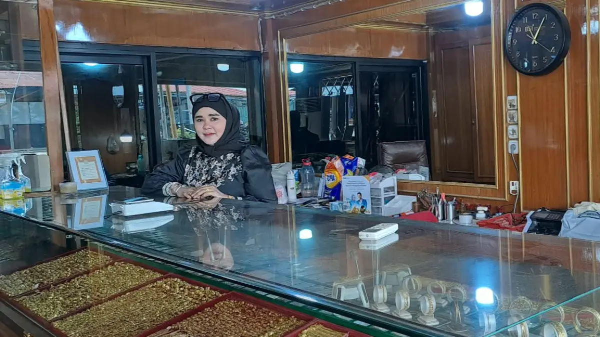 Harga emas 2,5 gram di Pasaman Barat turun di dua toko, sementara transaksi jual kembali lebih ramai pada satu toko.