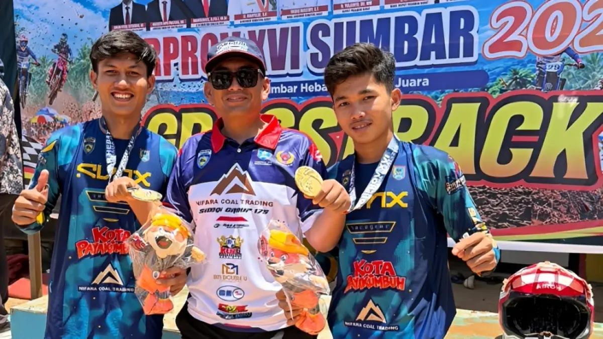 Pelatih sekaligus manajer cabor grasstrack Kota Payakumbuh, Eldo Armi Putra, S.Sos., bersama dua pembalap andalannya. (Istimewa)