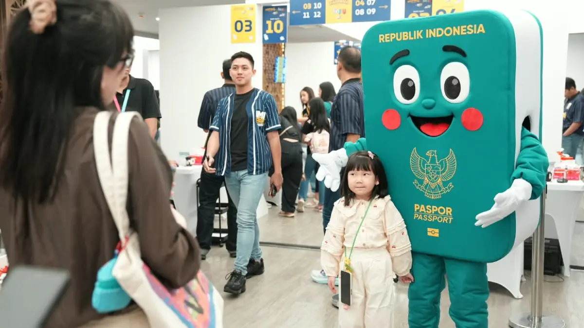 Maskot Imigrasi, Bang Mido, berinteraksi dengan anak-anak dan pengunjung dalam sebuah acara publik.