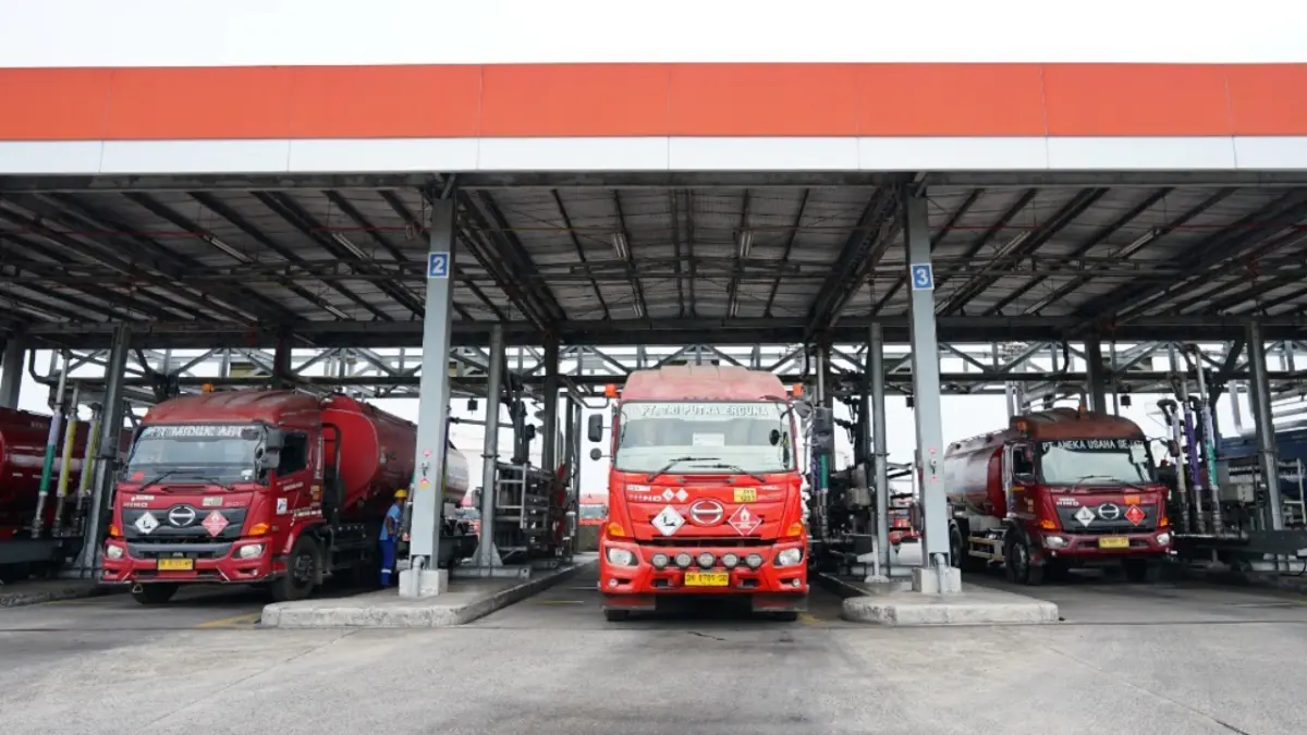 Mobil tangki BBM mengisi bahan bakar di IT Teluk Kabung, Kota Padang.