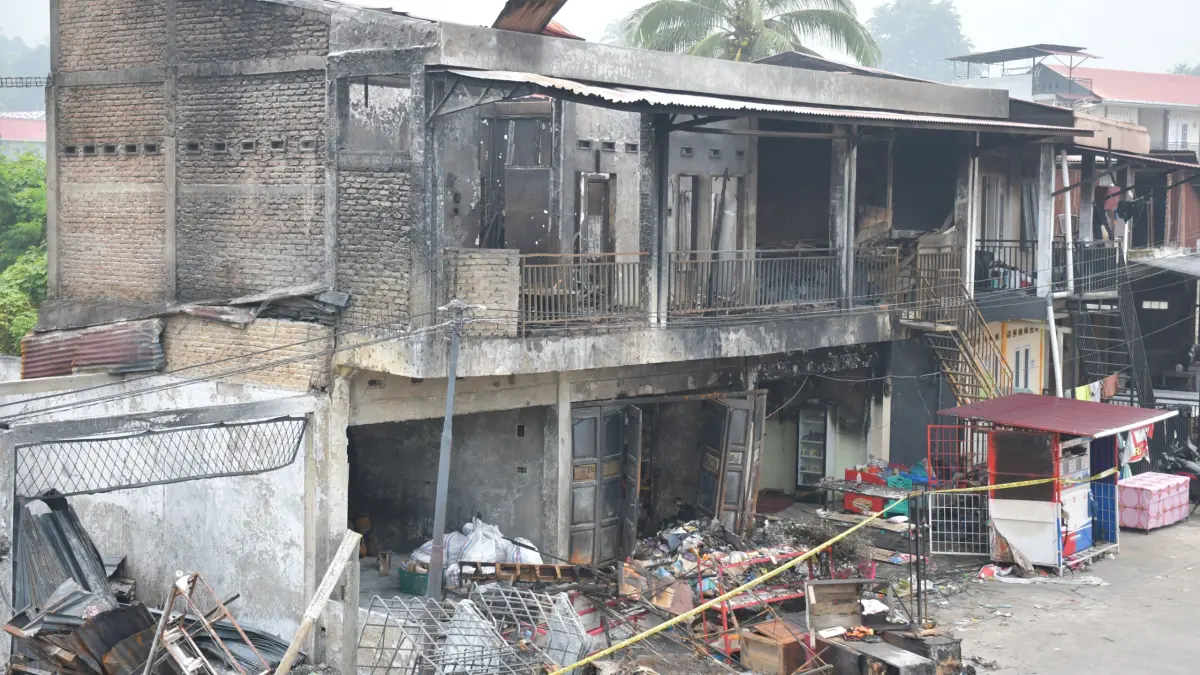 Kebakaran di Koto Lua, Pauh, Padang, menghanguskan lima bangunan dan berdampak pada 44 jiwa.
