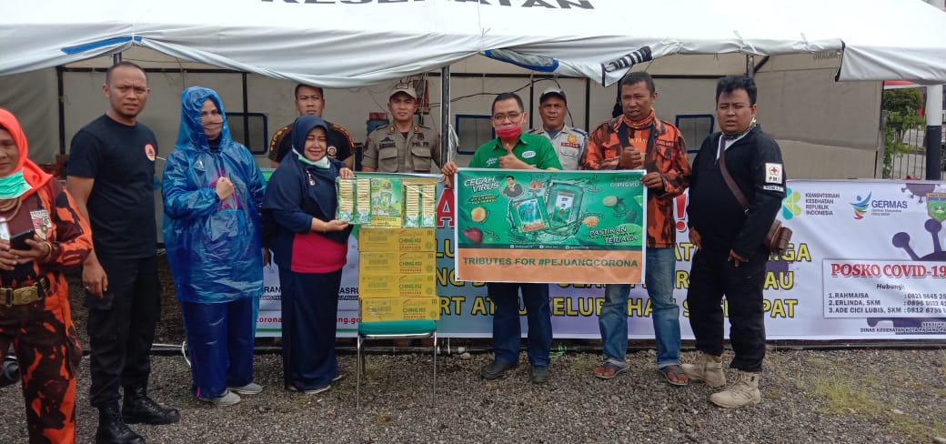 Adem Sari Ching Ku bersama Yayasan Enesis Indonesia mendistribusikan bantuan untuk penanggulangan pandemi Covid-19. (IST)