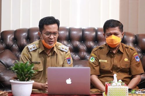 Wakil Wali Kota Payakumbuh, Erwin Yunaz didampingi Kepala Dinas Kesehatan, Bakhrizal saat melakukan video conference (Vidcon) di ruangan kerjanya, Selasa (28/4). (IST)