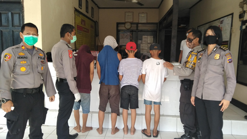 Kapolsek Padang Timur AKP Hendro Joko L memperlihatkan 4 pelaku pencurian di SMPN 30 Padang, kemarin. (IST)