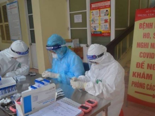 Tenaga kesehatan Vietnam saat mengambil sampel darah warga untuk tes lab Covid-19. (Sumber: VietnamNews)