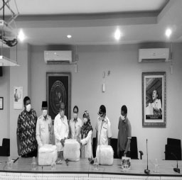 Kader Gerindra diwakilkan pada Supardi yang juga Ketua DPRD Sumbar menyerahkan bantuan APD pada pihak RSUP M Djamil Padang. (Eka Rianto-Padang Ekspres)