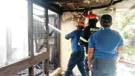 Petugas Damkar Kota Padang berupaya memadamkan api yang membakar satu unit rumah di Jalan Kehakiman Simpangharu, kemarin (31/3). (Adetio - Padek)