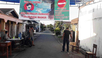 Sejumlah pemuda menjaga pintu masuk Kompleks Perumdam III/4 Dadok Tunggulhitam, kemarin. (Indra - Padek)