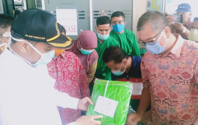 Anggota DPR RI Ade Rezki Pratama menyerahkan bantuan APD kepada Wako Payakumbuh Riza Falepi, kemarin. (foto: ist)