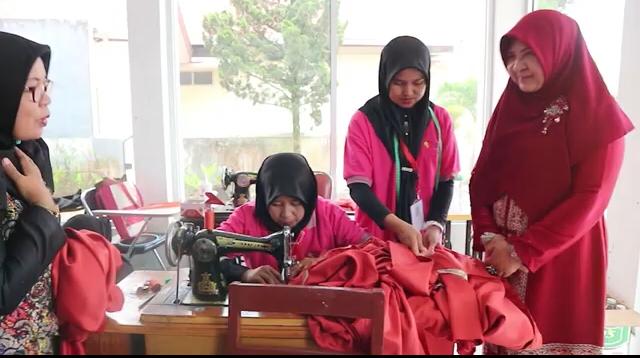 Anggota DPR RI Nevi Zuairina menyaksikan peserta Bimtek Wirausaha Busana Muslim di Agam sebelum wabah Covid-19. (foto. dok)