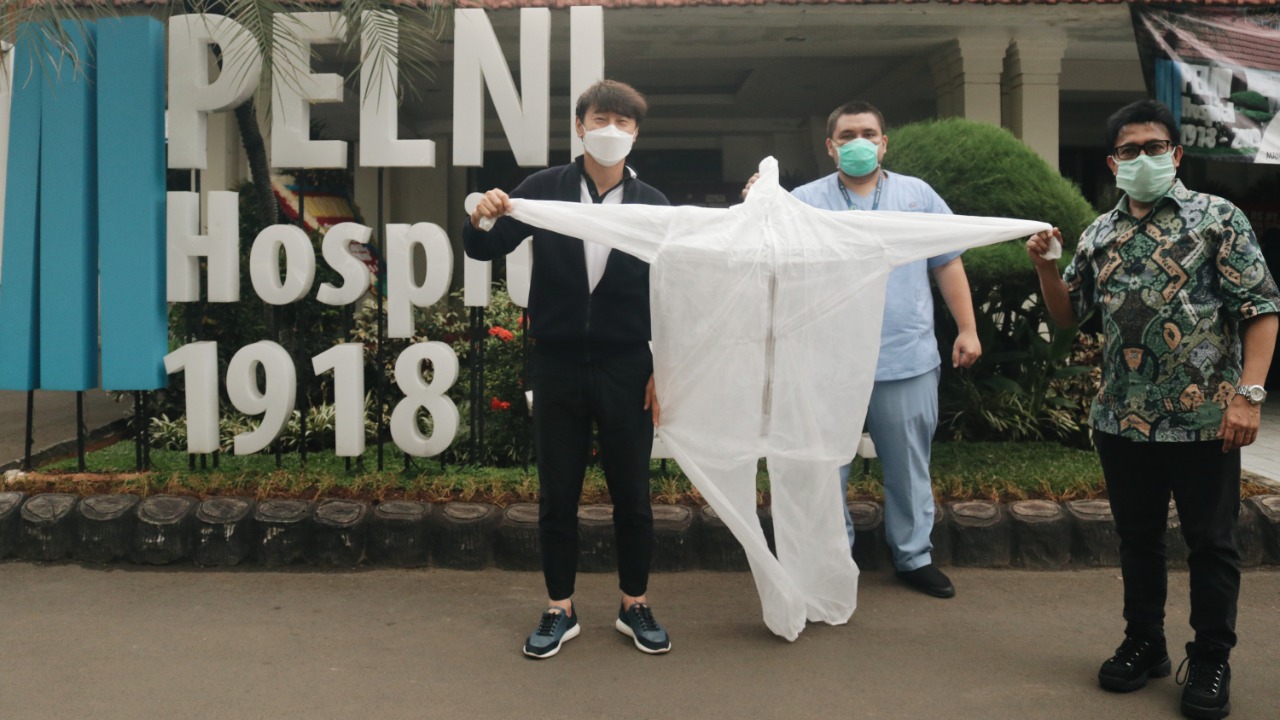 Bantuan alat pelindung diri bagi tenaga medis RS Pelni dari Pelatih Timnas Indonesia asal Korsel Shin Tae Yong. (Foto: Humas PSSI)