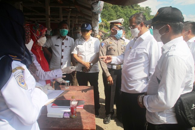 Bupati Solok Gusmal meninjau Posko Pemantauan Gugus Tugas Covid-19, Rabu (8/4). (foto: humas)