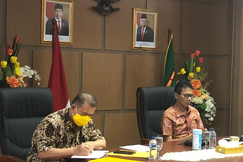 Gubernur Sumbar Irwan Prayitno didampingi Wagub Nasrul Abit saat rapat telekonferensi dengan sejumlah menteri, Kamis (9/4). (Foto: humasprov)