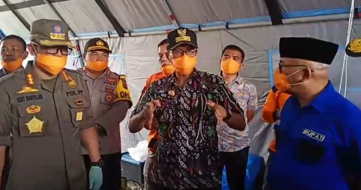 Gubernur Sumbar Irwan Prayitno meninjau Posko Pengawasan Covid-19 di perbatasan Sumbar-Sumut di Pasaman Barat, Sabtu (4/4) lalu. (Foto: Humasprov)