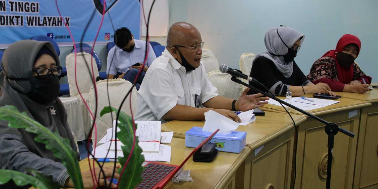 Kepala LLDikti Wilayah X, Prof. Dr. Herri, MBA saat sosialisasi KIP bersama pimpinan PTS secara daring dengan Kepala Pusat Layanan Pembiayaan Pendidikan Kemendikbud, Abdul Kahar, Selasa (28/4). (IST)