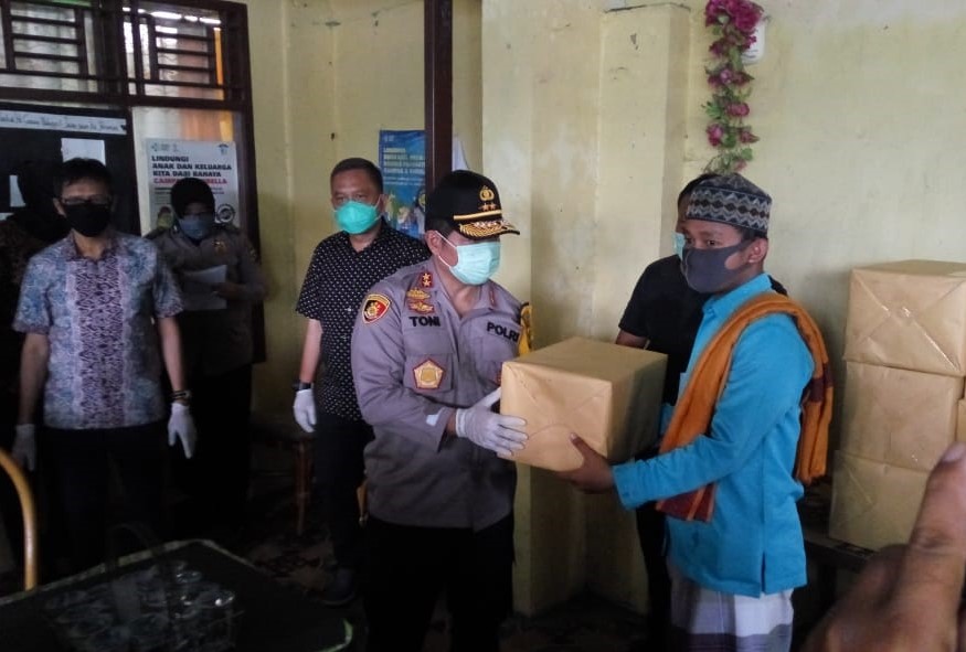 Kapolda Sumbar Irjen Pol Toni Harmanto menyerahkan bantuan kepada panti asuhan disaksikan Gubernur Irwan Prayitno. (Foto: Humasprov)