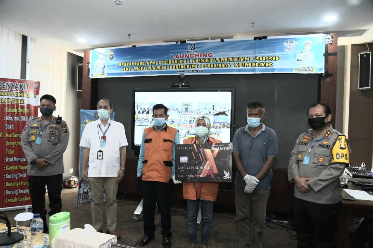 Kapolda Sumbar Irjen Pol Toni Harmanto menyerahkan secara simbolis bantuan Program Keselamatan 2020 Korlantas Polri. (Foto:Humas Polda)