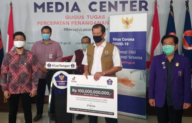 Ketua Gugus Tugas Covid-19 Letjen TNI Doni Monardo menerima sumbangan dari TIK TOK sebesar Rp 100 miliar, di Jakarta, Kamis sore (9/4). (Foto: Humas BNPB)