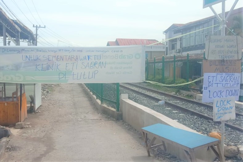 Masyarakat menutup akses orang masuk ke RT 004 RW 006 Kelurahan Tarandam, Kota Padang, sejak Senin (30/3). (Foto: adk)