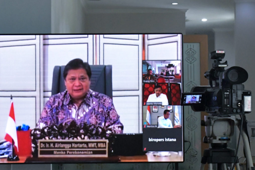 Menko Perekonomian Airlangga Hartarto memberikan keterangan usai rapat terbatas melalui konferensi video, Kamis (2/4). (Foto: humas setkab)