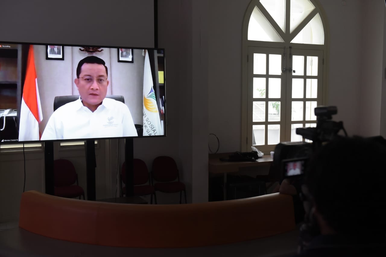 Menteri Sosial Juliari P. Batubara memberikan keterangan pers, Senin (27/4/2020). (Foto: Humas Setkab)